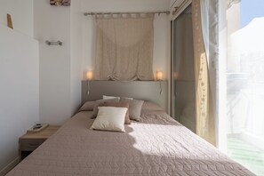 1 habitación, tabla de planchar con plancha y ropa de cama 