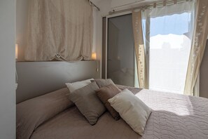 1 habitación, tabla de planchar con plancha y ropa de cama 