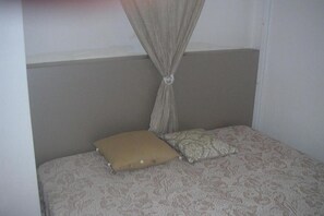 1 camera, ferro/asse da stiro, lenzuola