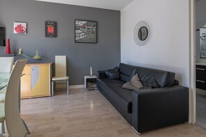 TV - Appart lumineux climatisé au dernier étage – parfait pour 4 pers (Roquebrune-Cap-Martin)