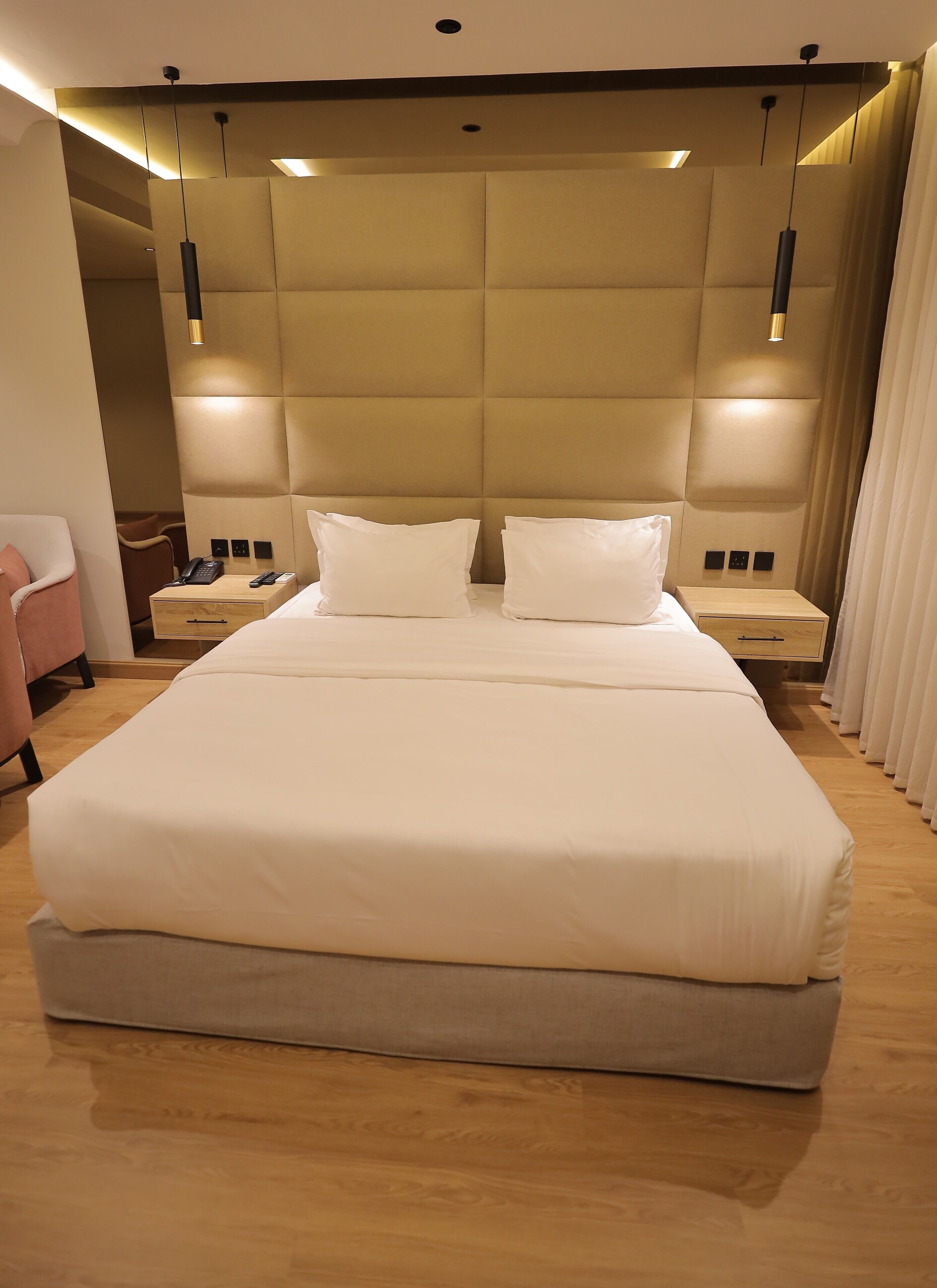 Eenvoudige kamer | Lakens van Egyptisch katoen, luxe beddengoed, pillowtop-bedden