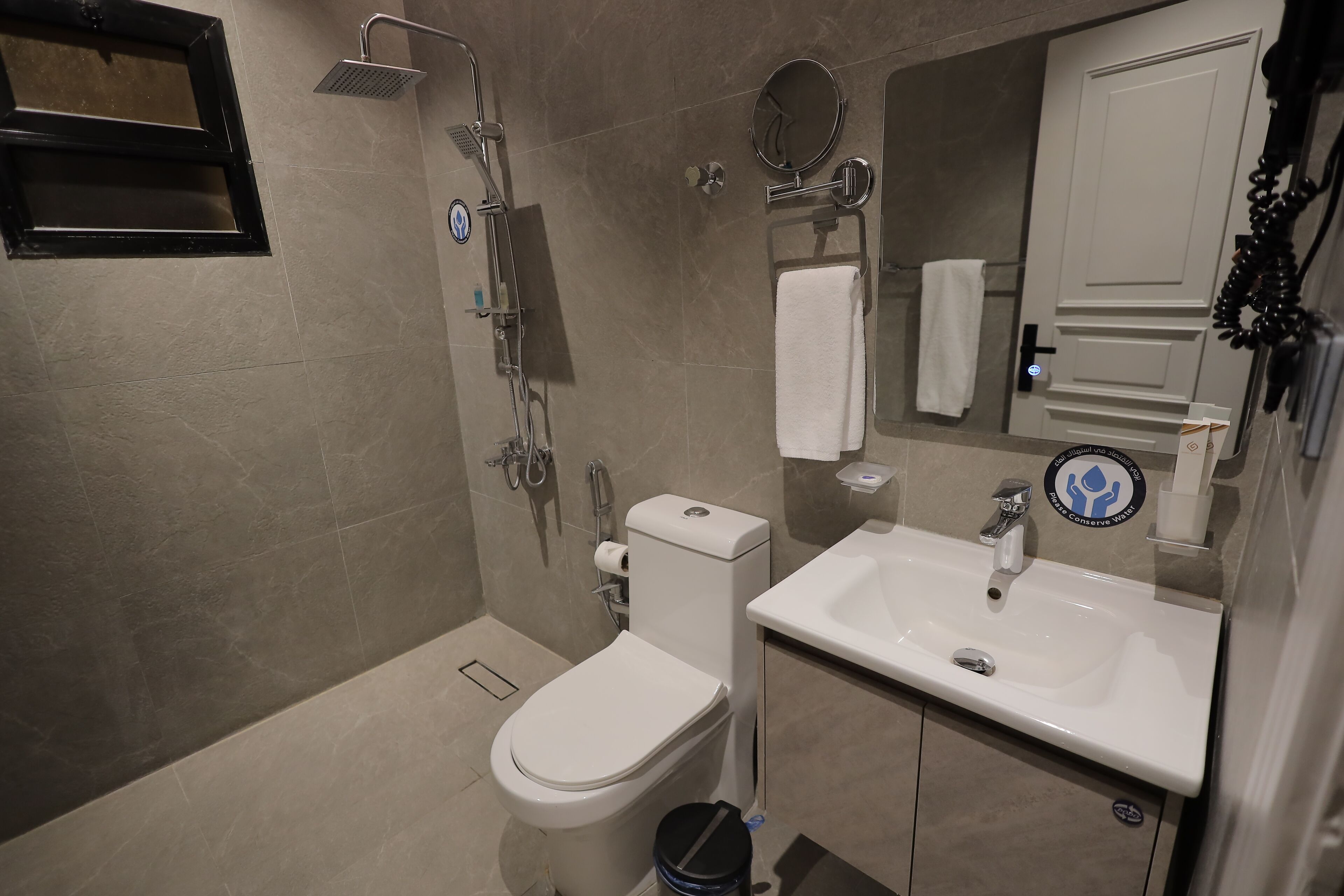 Basic Room | Bathroom | Separate bathtub and shower, free toiletries, hair dryer, slippers