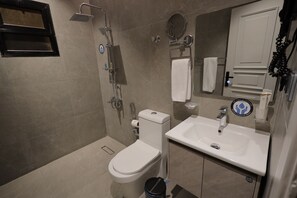 Basic Room | Bathroom | Separate bathtub and shower, free toiletries, hair dryer, slippers - XYZ Hotel Al Yasmin (Riyadh)