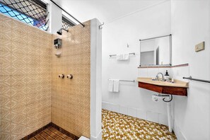 غرفة عائلية | حمام | تجهيزات دش، مستلزمات مجانية للعناية الشخصية، مناشف، صابون