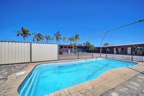 Outdoor pool - Pearly Shell Motel (Bowen)