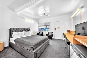 غرفة مزدوجة مريحة | مكتب ومساحة عمل للكمبيوتر المحمول وتجهيزات عازلة للصوت وواي فاي مجانًا