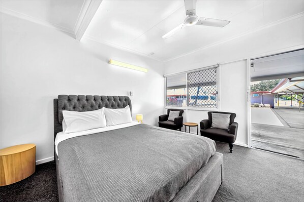 Comfort Double Room | Desk, laptop workspace, free WiFi, bed sheets - Pearly Shell Motel (Bowen)