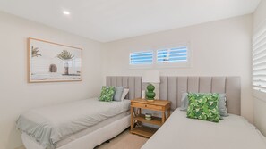 3 bedrooms, iron/ironing board, Internet, bed sheets - Maili Unit 9 - Wifi included (Coolangatta)