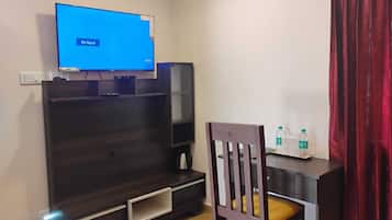 Luxury Suite, City View | In-room safe, blackout curtains, soundproofing, free WiFi
