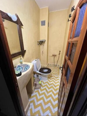 Deluxe Twin Room, City View | Bathroom