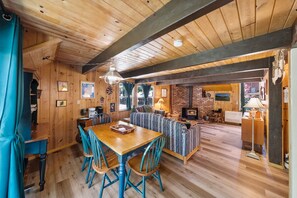 Smart TV, fireplace, DVD player, books - Family-Friendly Comfort at "A Frame Cottage" w/ AC & SPA (Idyllwild)