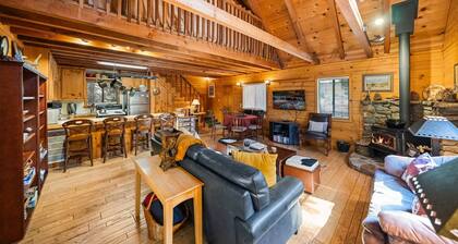 Cabin in the Woods "Sky Rock Lodge" with Hot Tub, walk to town with a/c units