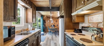 Family-Friendly Comfort at "A Frame Cottage" w/ AC & SPA