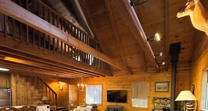 Cabin in the Woods "Sky Rock Lodge" with Hot Tub, walk to town with a/c units
