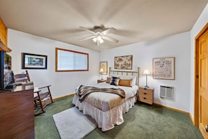 3 bedrooms, desk, free WiFi, bed sheets - Cabin in the Woods "Sky Rock Lodge" with Hot Tub, walk to town with a/c units (Idyllwild)