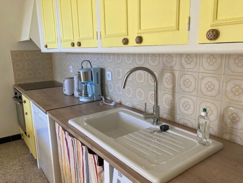 La petite maison du Couvent des Ecrevisses, sleeps 4 in the heart of Barjols