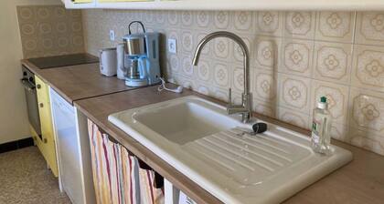 La petite maison du Couvent des Ecrevisses, sleeps 4 in the heart of Barjols