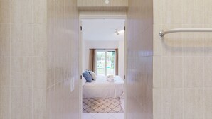Une chambre d’hôtel avec un lit, une fenêtre et une vue sur l’extérieur.