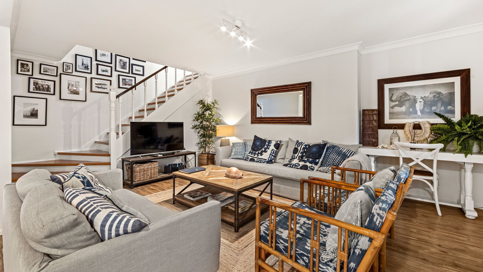 Smart TV, ping pong, books, stereo