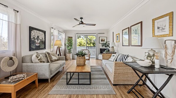 Smart TV, ping pong, books, stereo