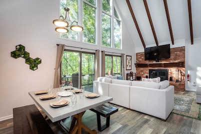 Ski Slope Views, Fireplace, Game Room & Loft Retreat