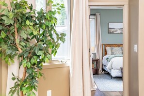 5 bedrooms, desk, iron/ironing board, WiFi