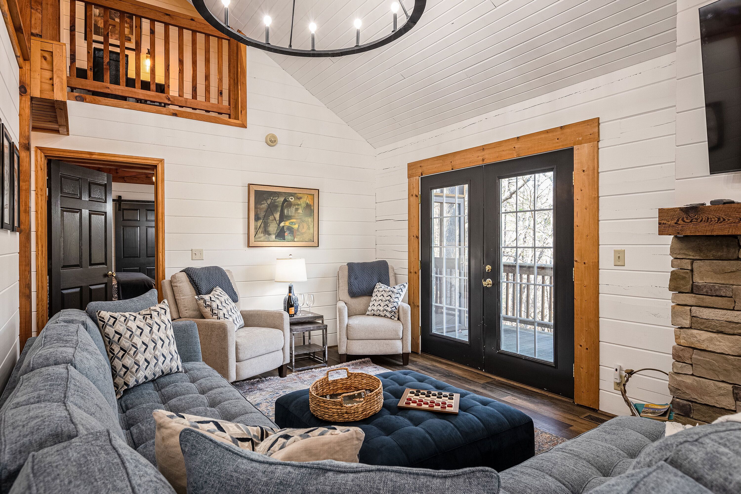 Una televisión, una chimenea, un reproductor de DVD