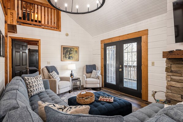 TV, fireplace, DVD player, table tennis - Ski Cabin-Free Rec Access-Hot Tub-Gas Fireplace! (Mc Gaheysville)