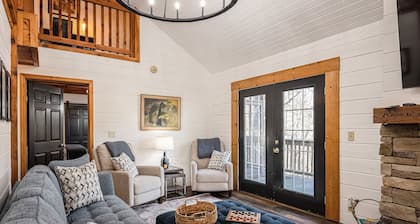 Ski Cabin-Free Rec Access-Hot Tub-Gas Fireplace!