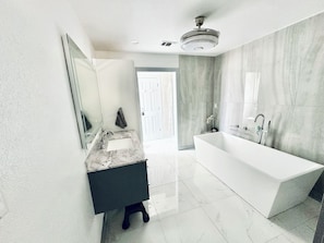 Bruser, hårtørrer, bidet, håndklæder