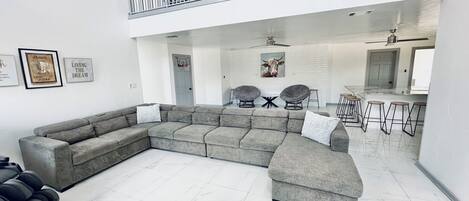 Smart-TV, Kamin, Bücher