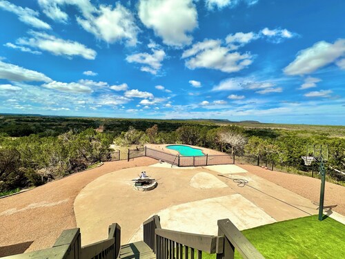 Country Oasis • 20 Acres • Pool + Gym • Sleeps 13 Near Abilene