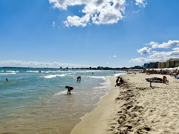 Perto da praia, espreguiçadeiras 