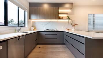 Frigorifero, microonde, forno, piano cottura