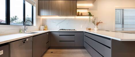 Refrigerador, microondas, horno y parrilla de estufa