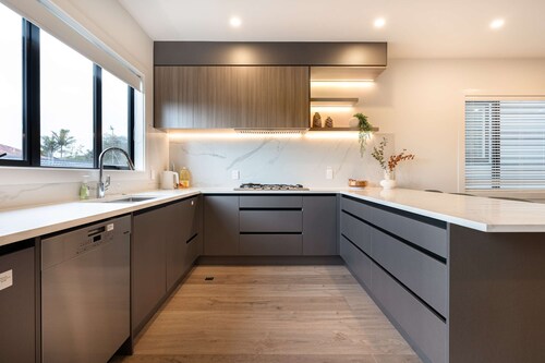 Lux 4B Holiday House in Greenlane - ASBshowgrounds