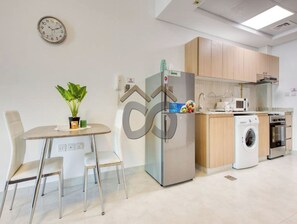 Micro-ondes, four, plaque de cuisson, lave-vaisselle