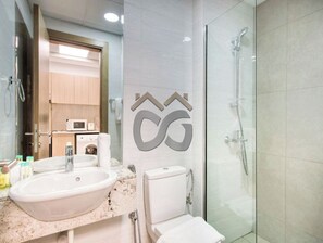 Secadora de cabello, toallas, jabón, papel de baño 