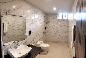 Douche, douche à « effet pluie », articles de toilette gratuits