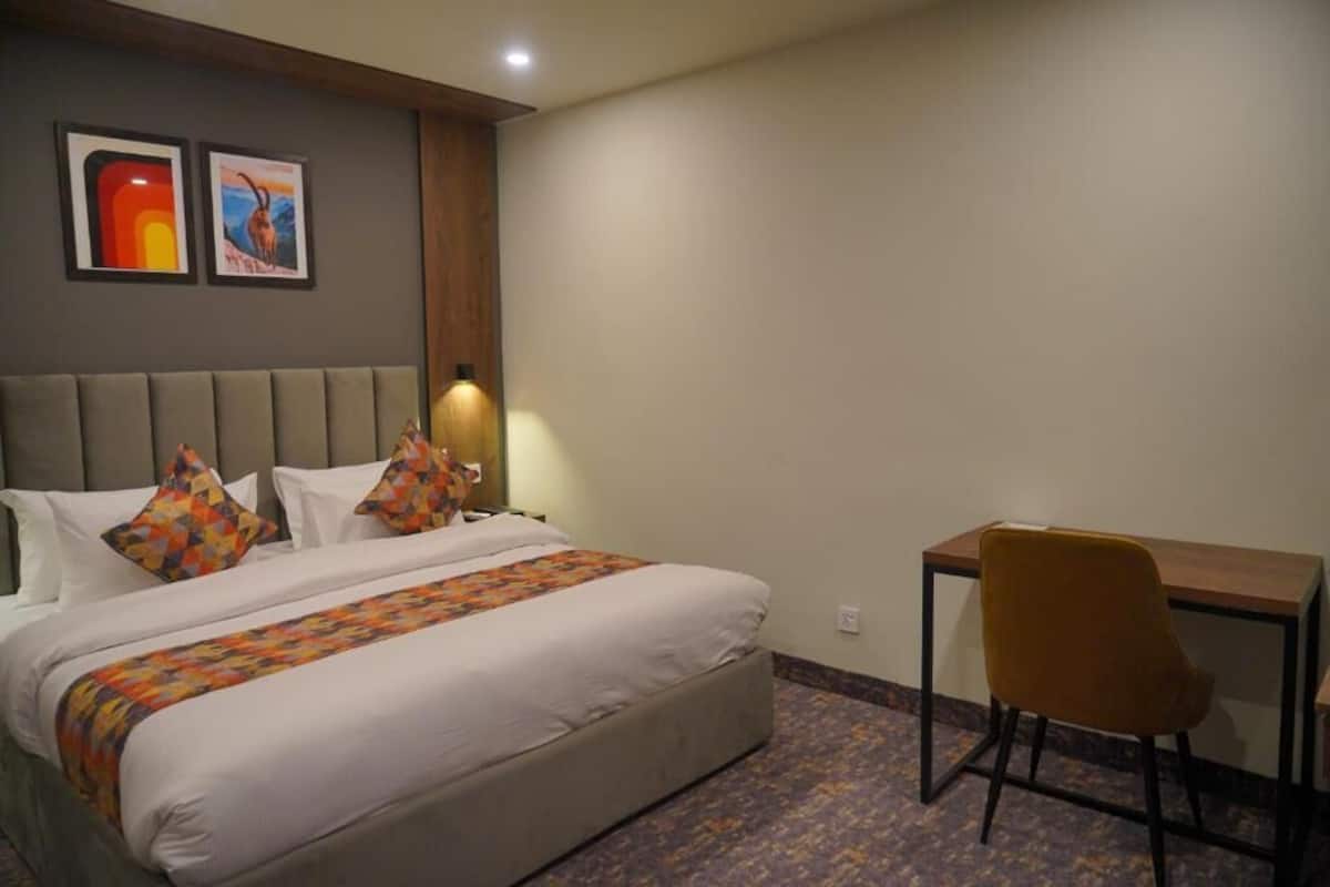 Executive Double Room | Free WiFi, bed sheets