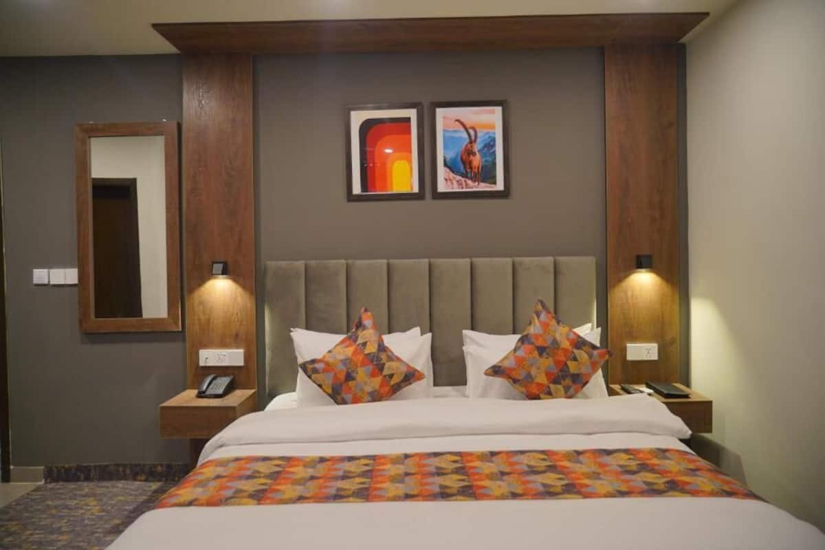 Executive Room | Premium bedding, down duvets, memory-foam beds, free WiFi