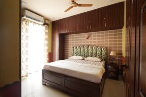 1 bedroom, desk, WiFi, bed sheets