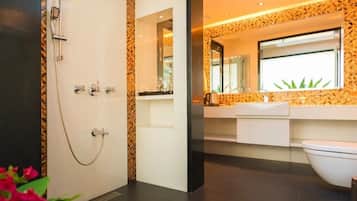 Deluxe Room, Balcony | Bathroom | Shower, free toiletries, towels, soap