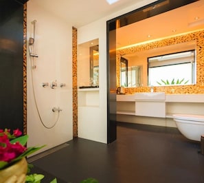 Deluxe Room, Balcony | Bathroom | Shower, free toiletries, towels, soap