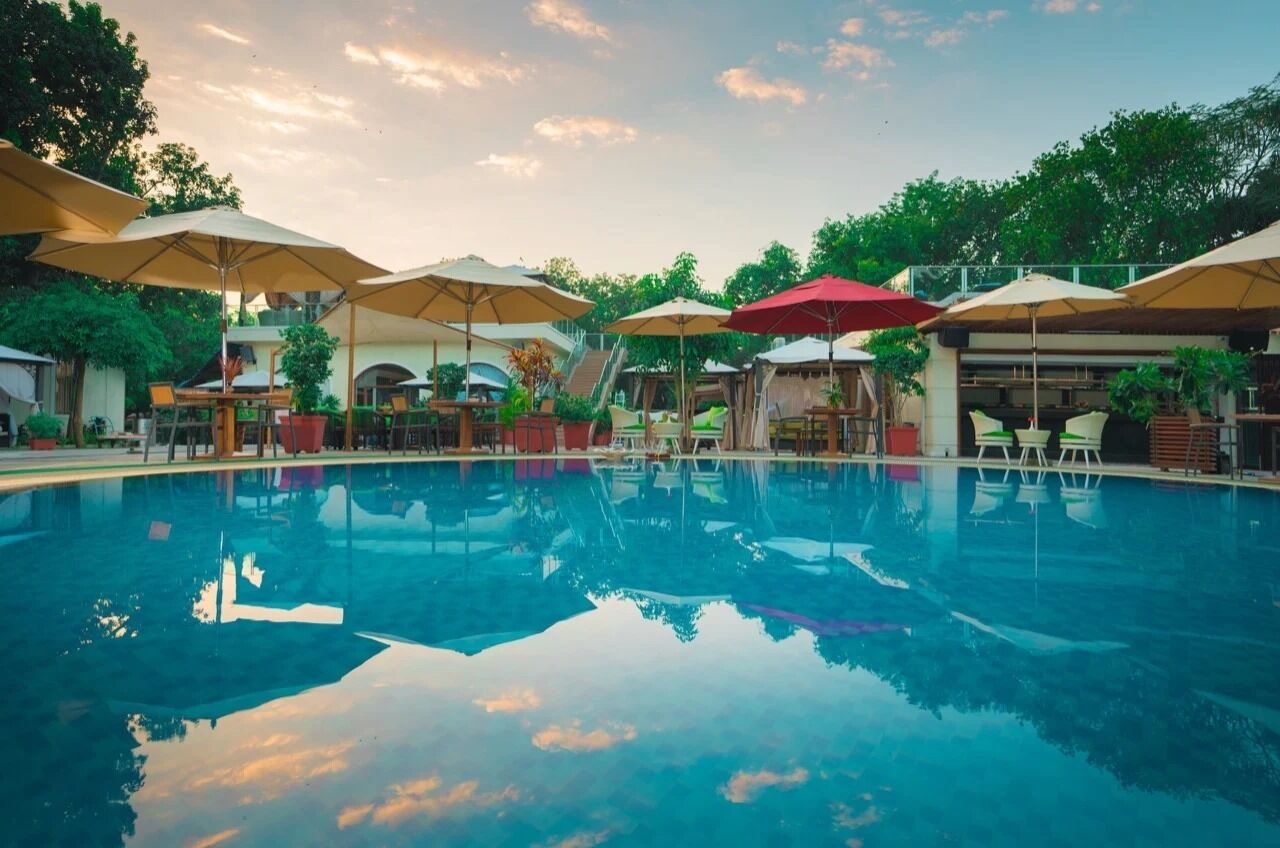 Una piscina al aire libre