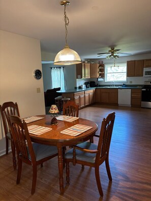 Dining - Spacious 2BR Apt – Families, Couples & Business Travelers (Waynesboro)
