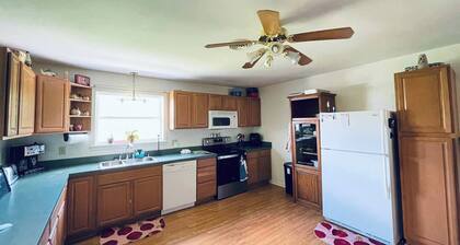 Spacious 2BR Apt – Families, Couples & Business Travelers