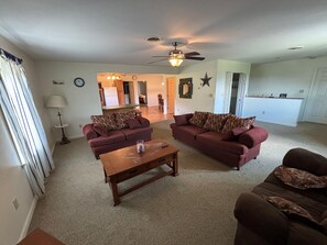 Smart TV - Spacious 2BR Apt – Families, Couples & Business Travelers (Waynesboro)