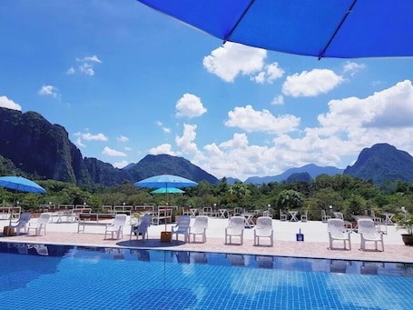 Una piscina techada, una piscina al aire libre