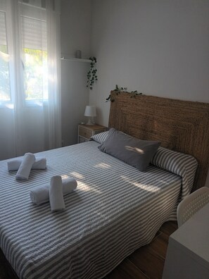 4 bedrooms, desk, iron/ironing board, travel crib